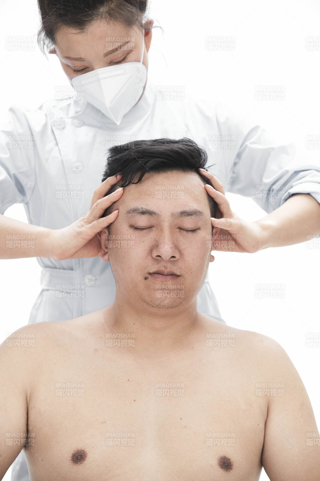 专业按摩师为男子进行身体按摩图片