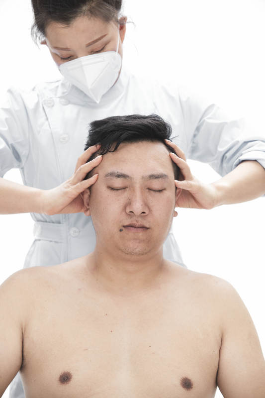 专业按摩师为男子进行身体按摩图片