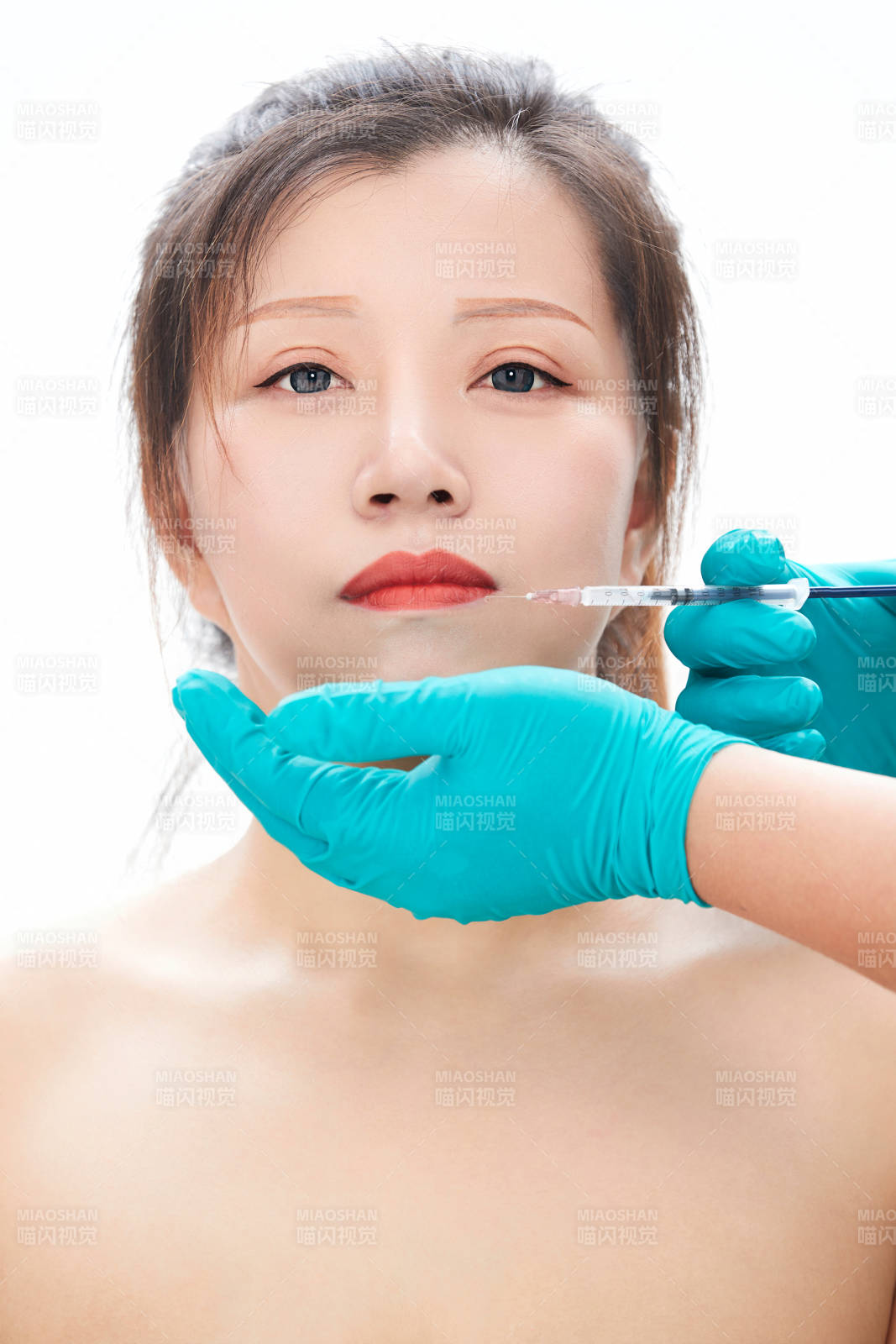 做面部注射整形的亚洲女士图片