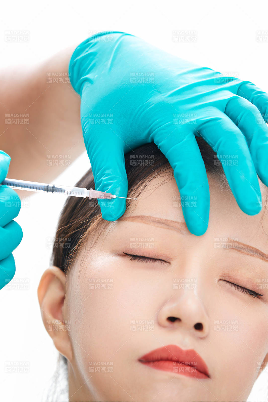 做面部注射整形的亚洲女士图片