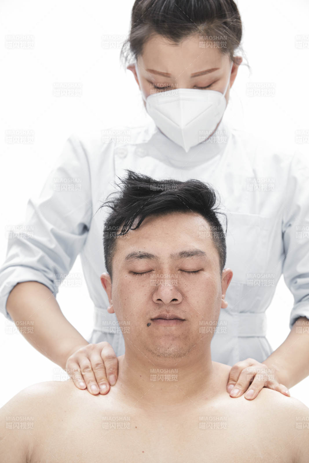 专业按摩师为男子进行身体按摩图片