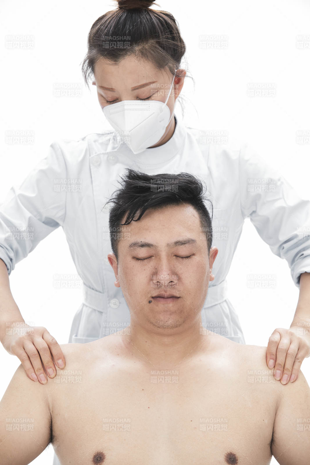 专业按摩师为男子进行身体按摩图片