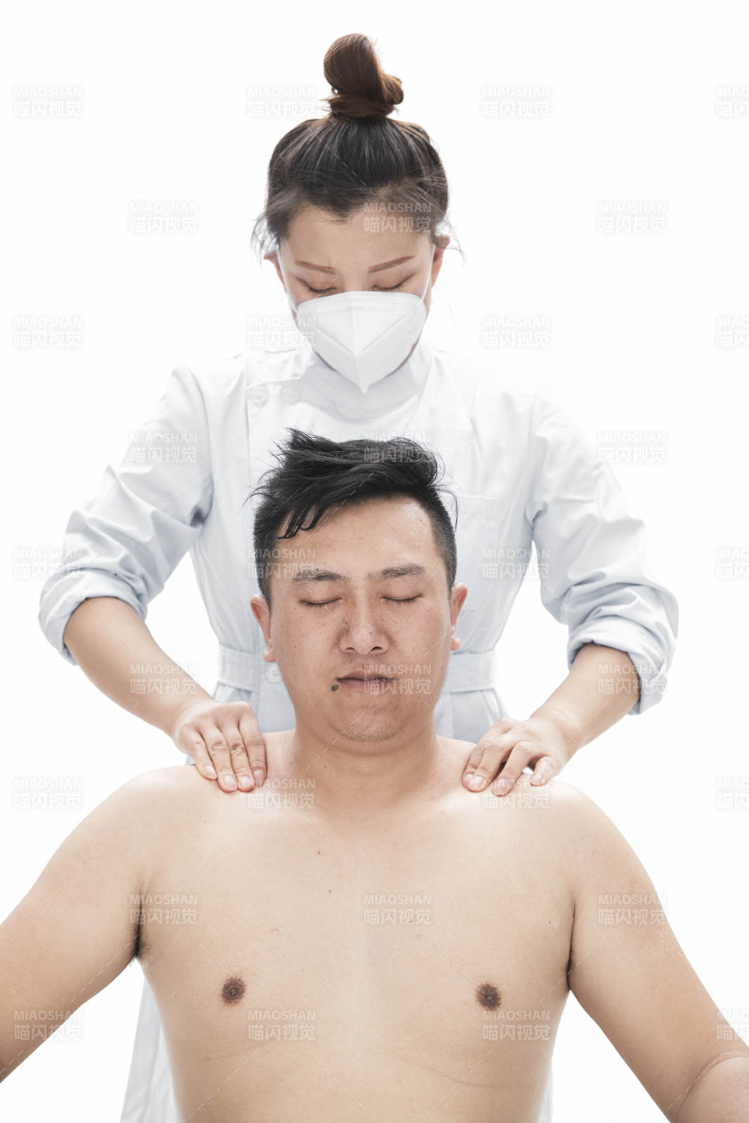 专业按摩师为男子进行身体按摩图片