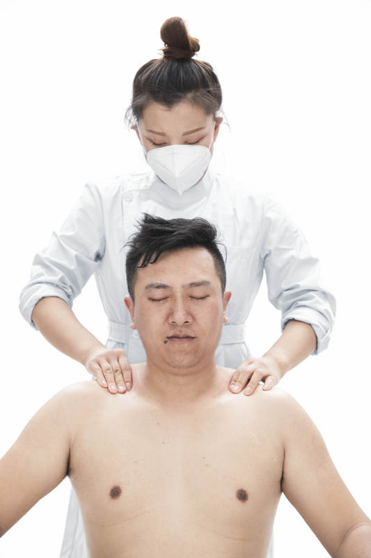 专业按摩师为男子进行身体按摩图片