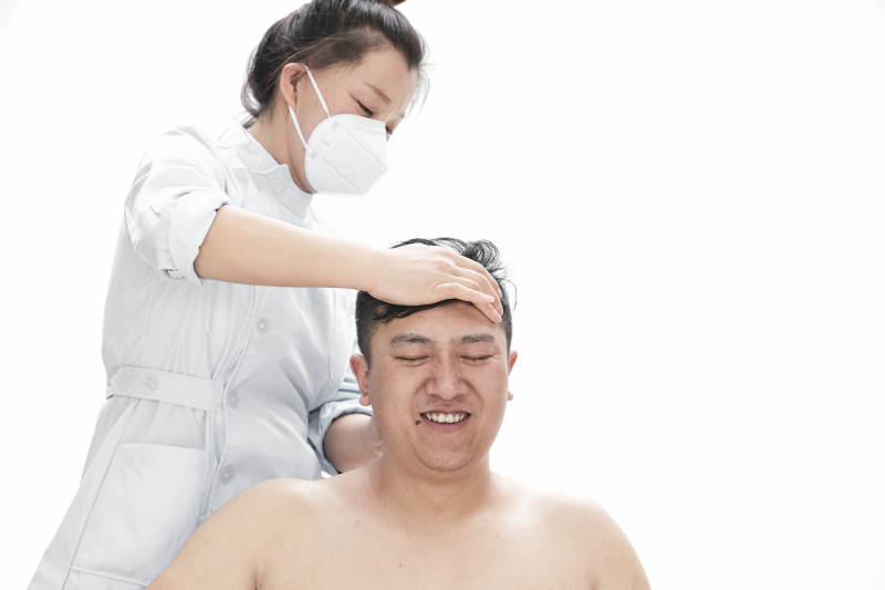 专业按摩师为男子进行身体按摩图片