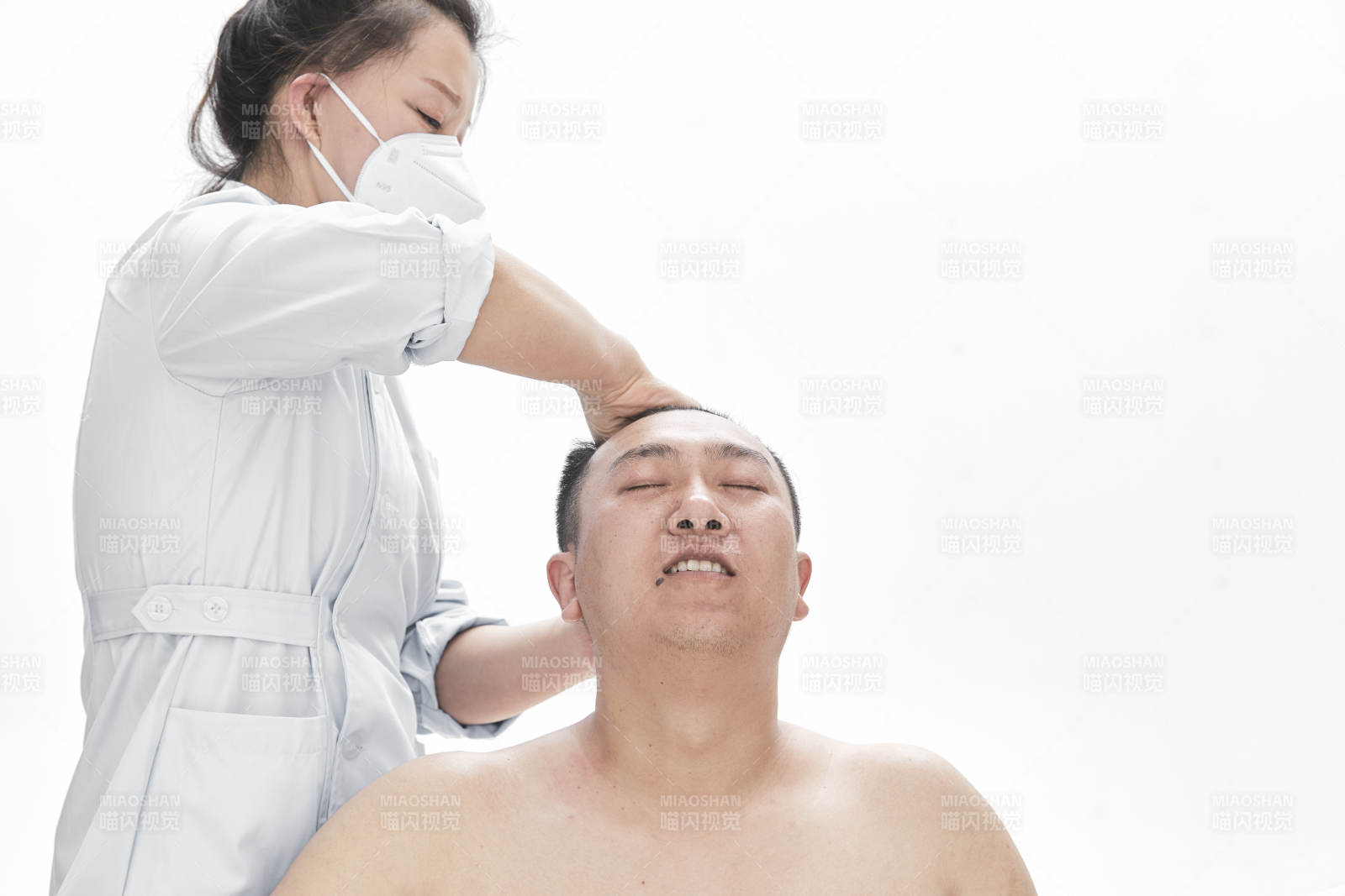 专业按摩师为男子进行身体按摩图片