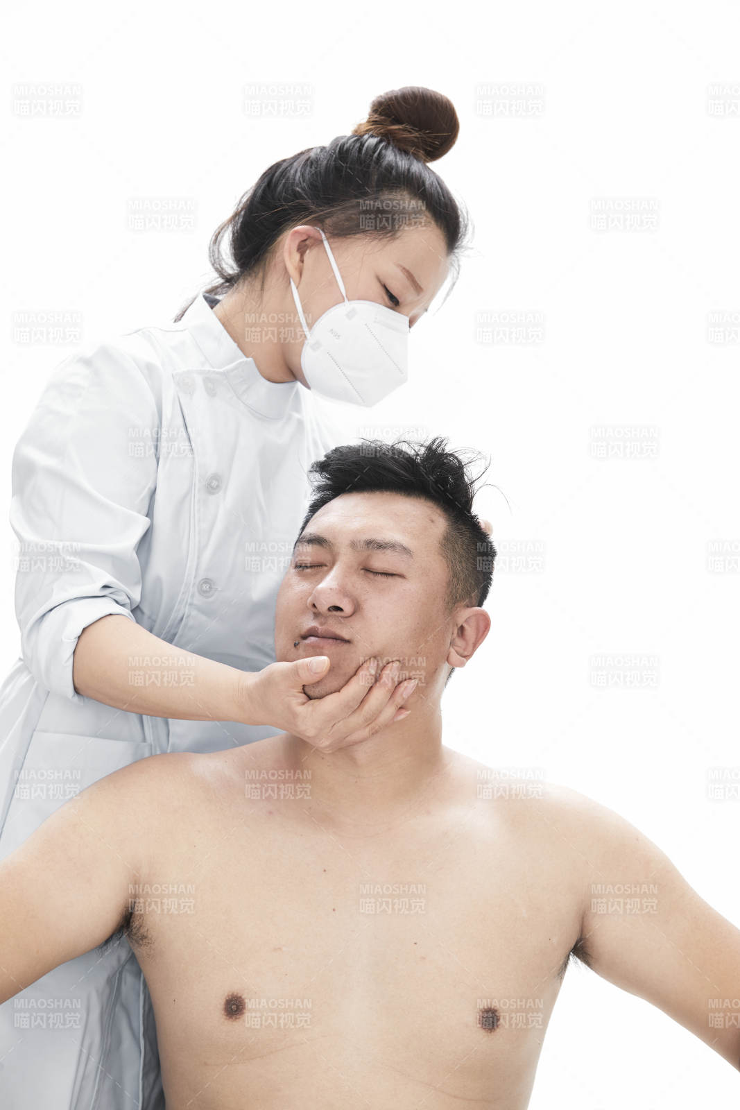 专业按摩师为男子进行身体按摩图片