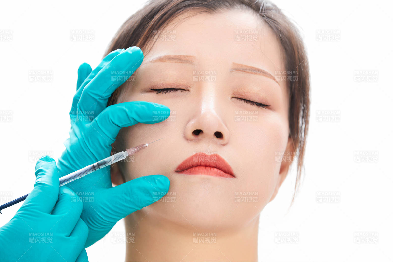 做面部注射整形的亚洲女士图片