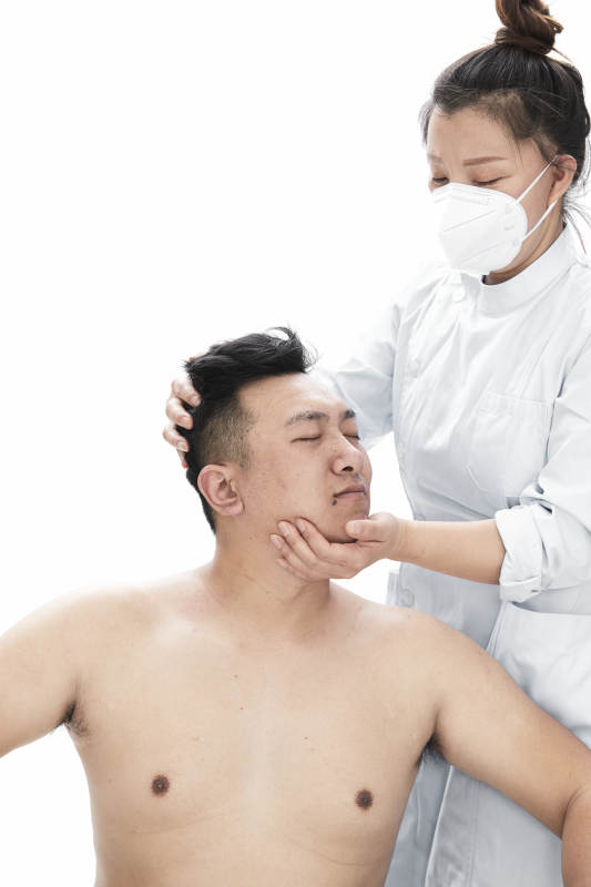 专业按摩师为男子进行身体按摩图片