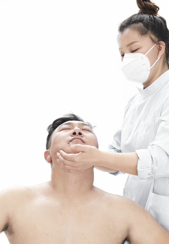 专业按摩师为男子进行身体按摩图片