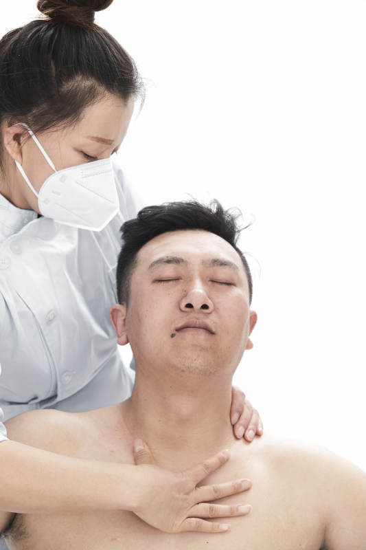 专业按摩师为男子进行身体按摩图片