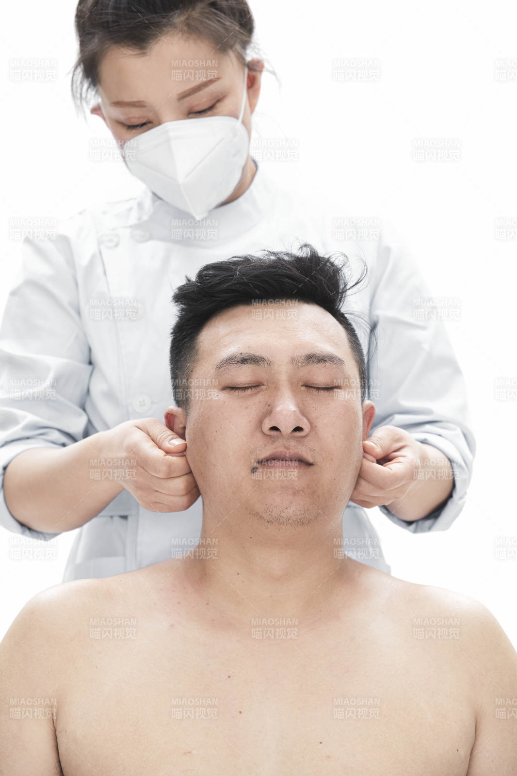 专业按摩师为男子进行身体按摩图片