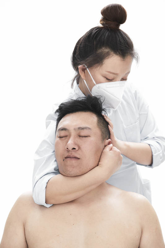 专业按摩师为男子进行身体按摩图片