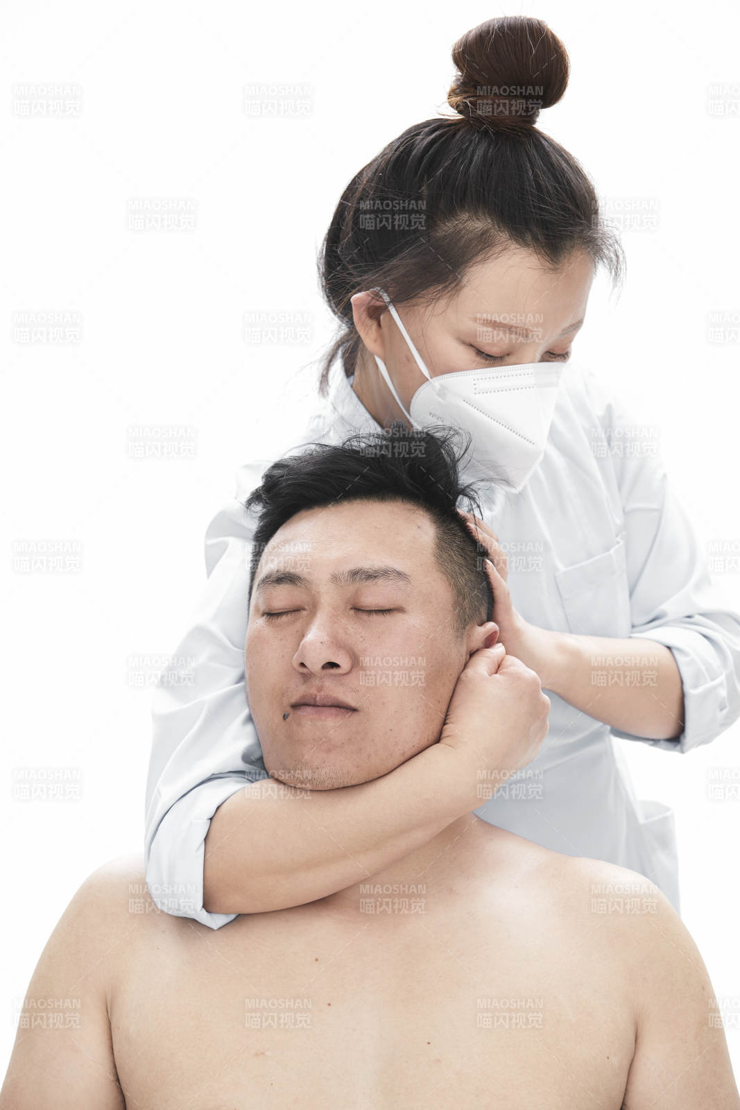 专业按摩师为男子进行身体按摩图片