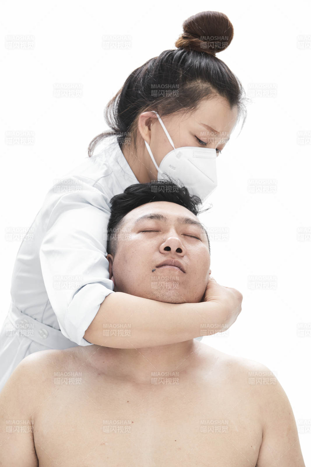 专业按摩师为男子进行身体按摩图片