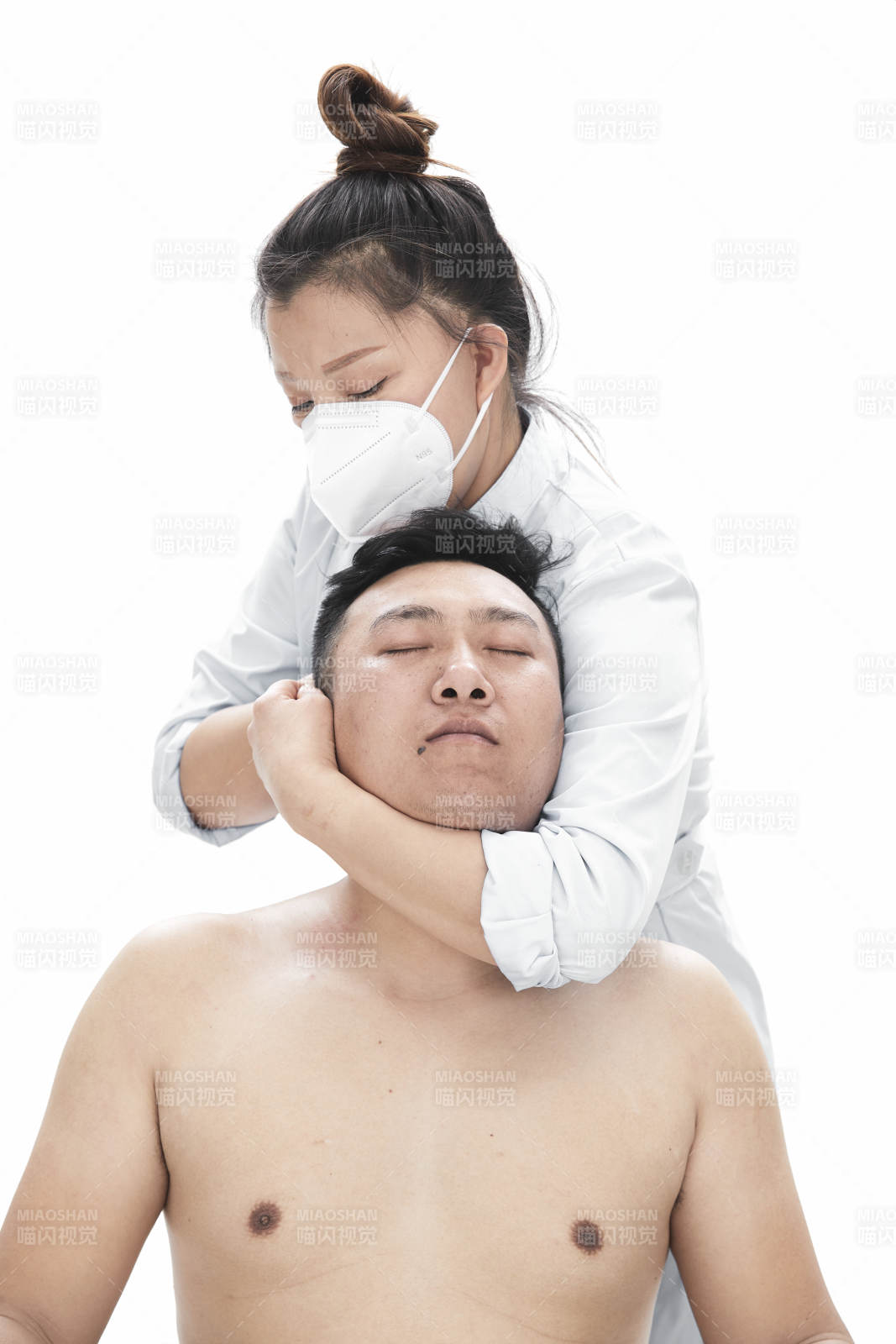 专业按摩师为男子进行身体按摩图片