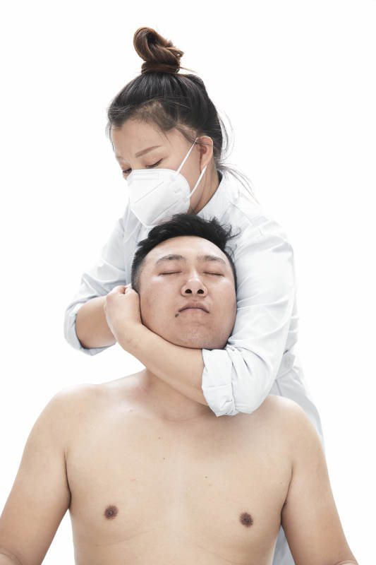 专业按摩师为男子进行身体按摩图片