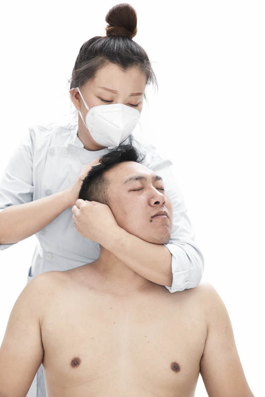 专业按摩师为男子进行身体按摩图片