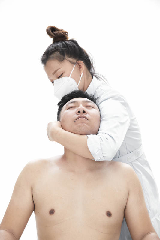 专业按摩师为男子进行身体按摩图片