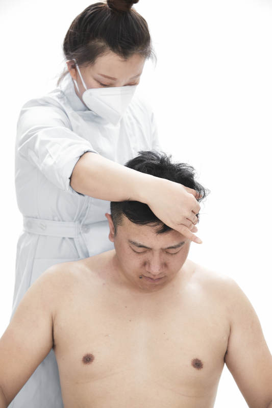 专业按摩师为男子进行身体按摩图片