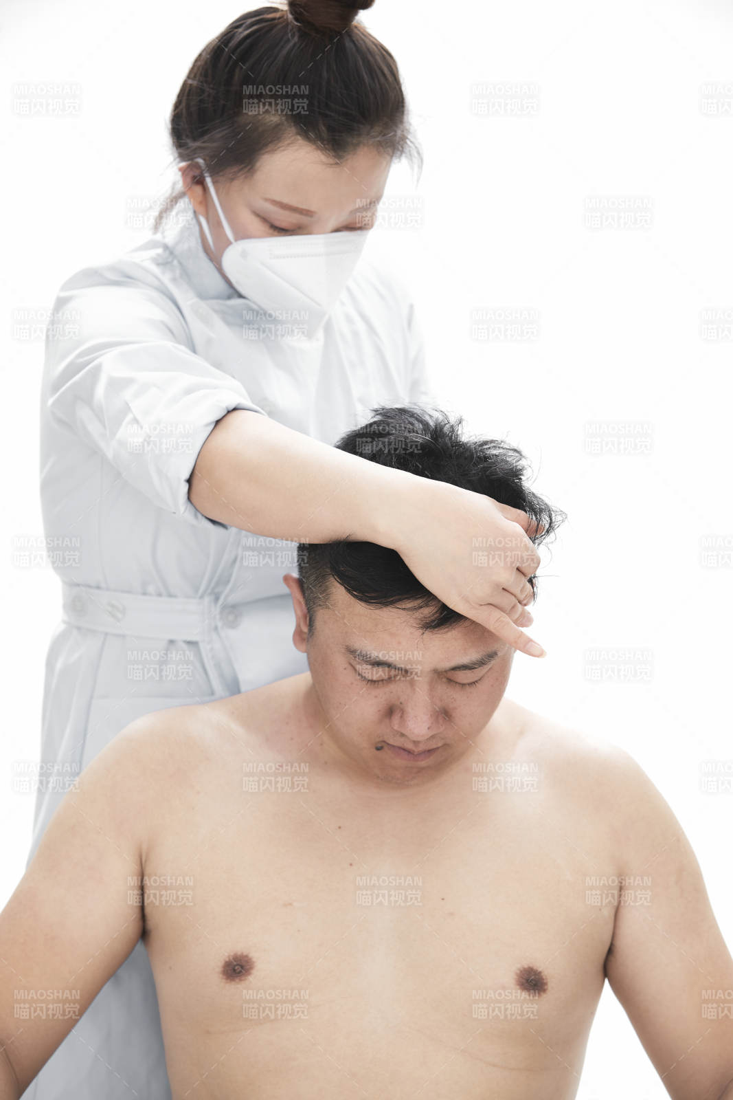 专业按摩师为男子进行身体按摩图片