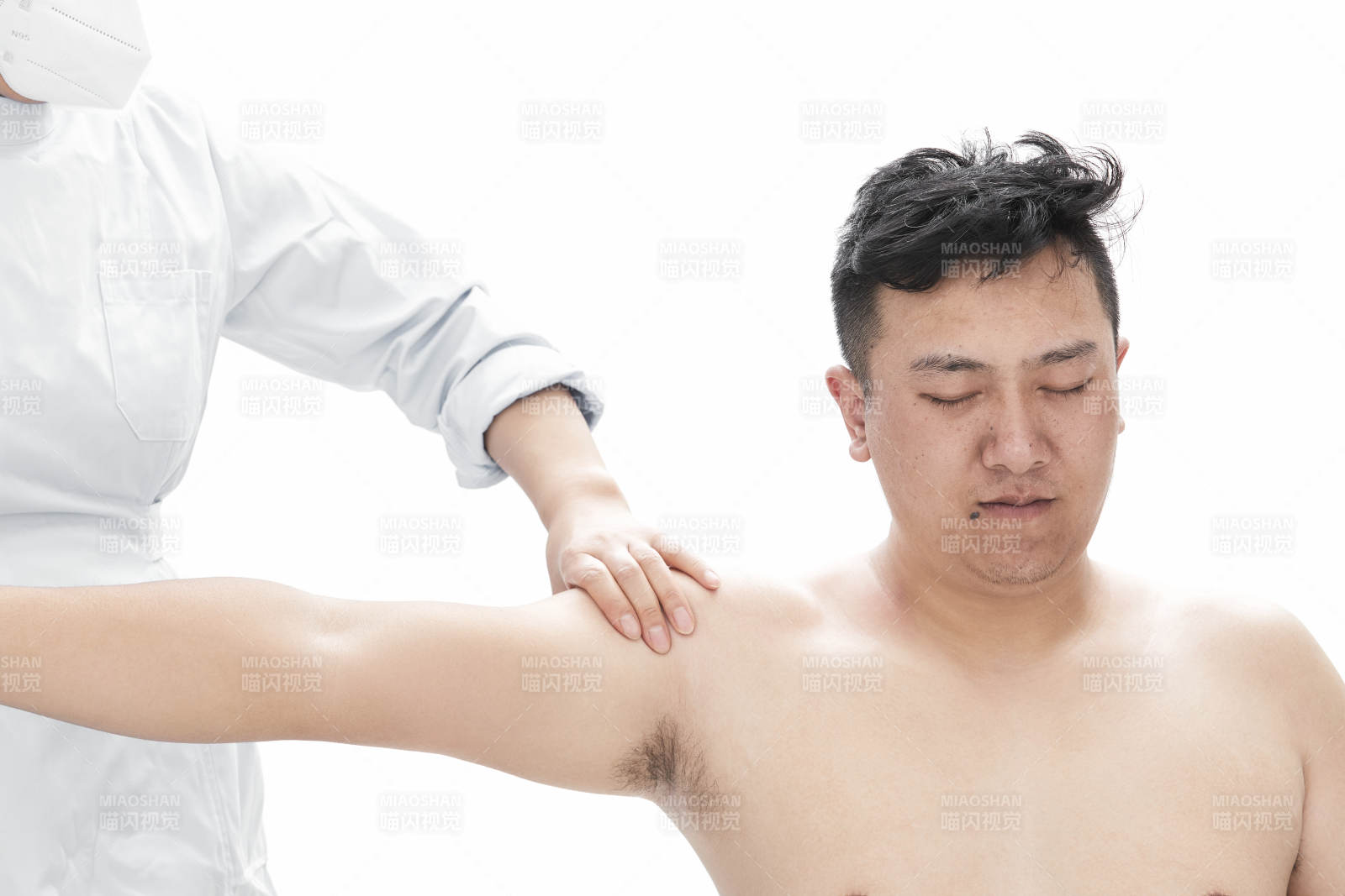 专业按摩师为男子进行身体按摩图片