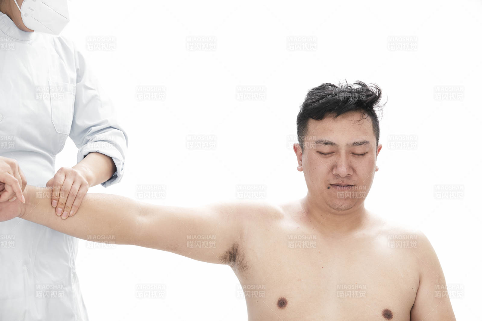 专业按摩师为男子进行身体按摩图片