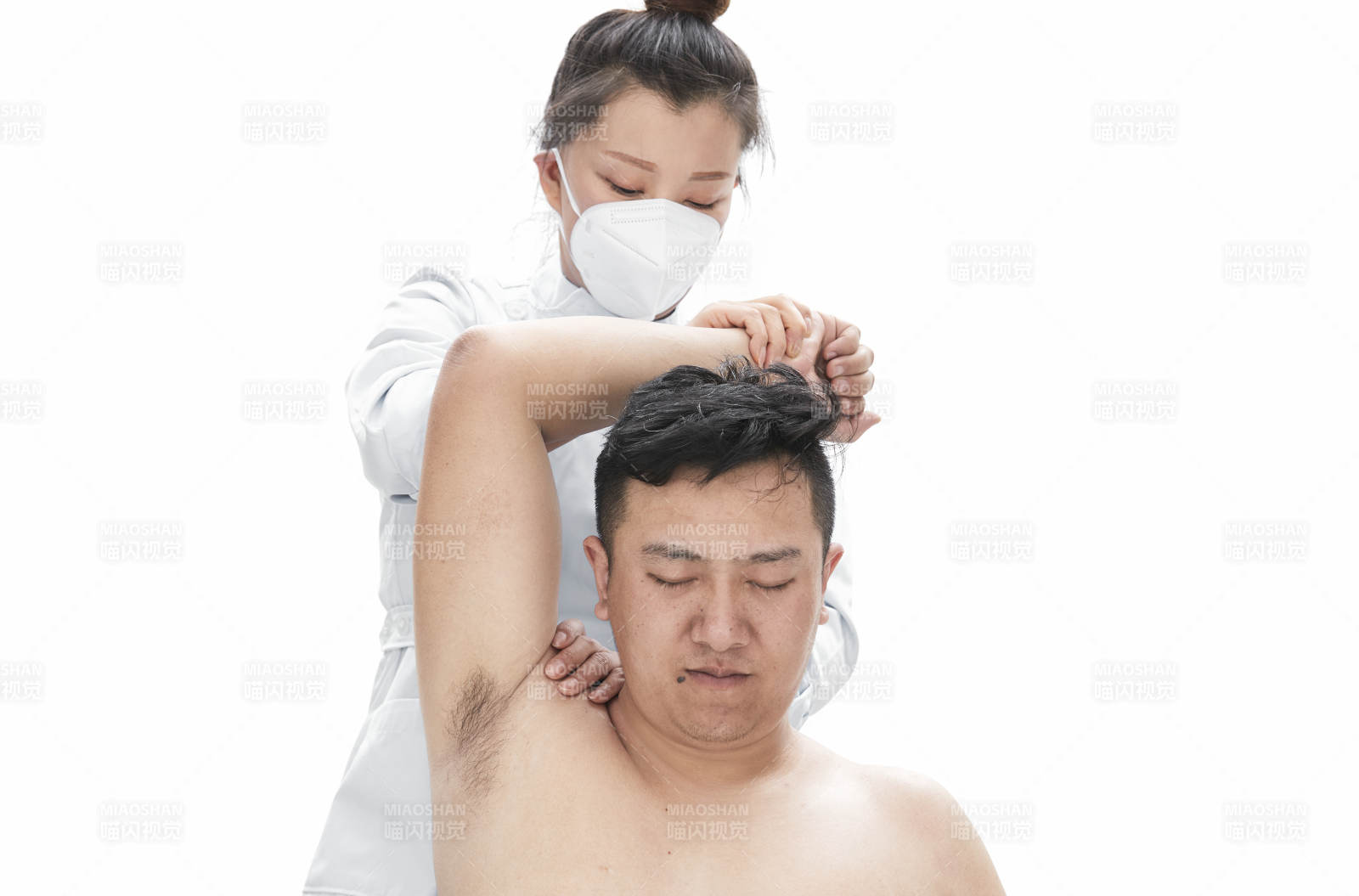 专业按摩师为男子进行身体按摩图片