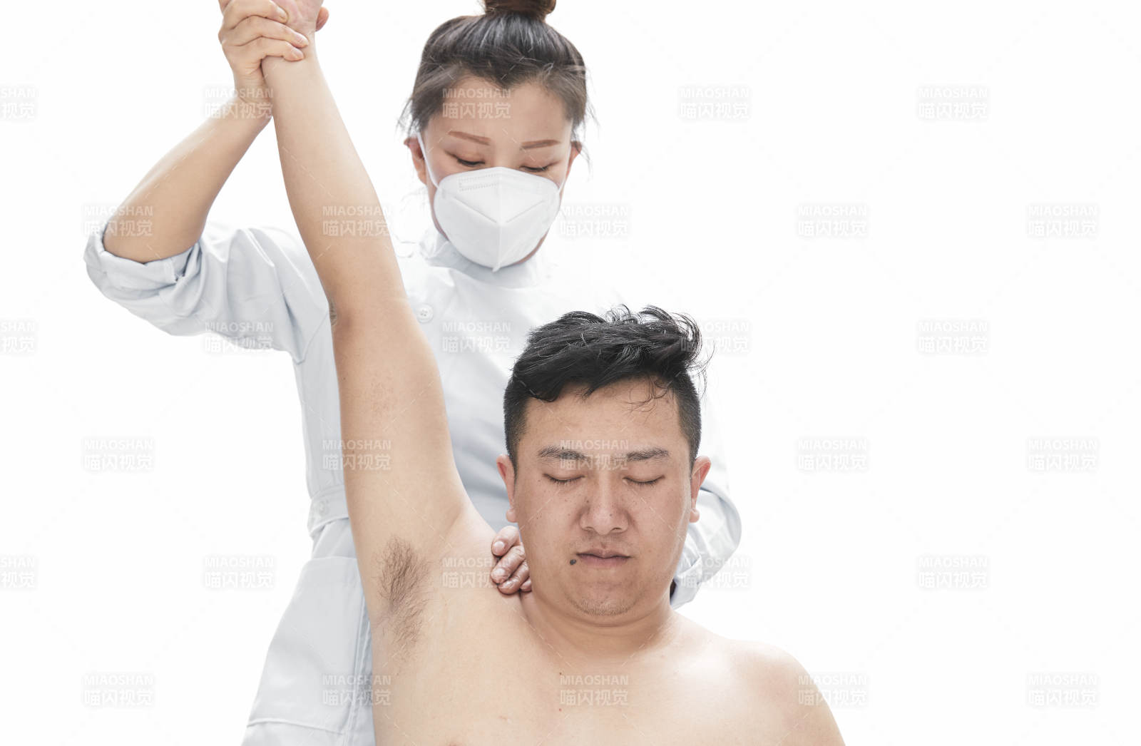 专业按摩师为男子进行身体按摩图片