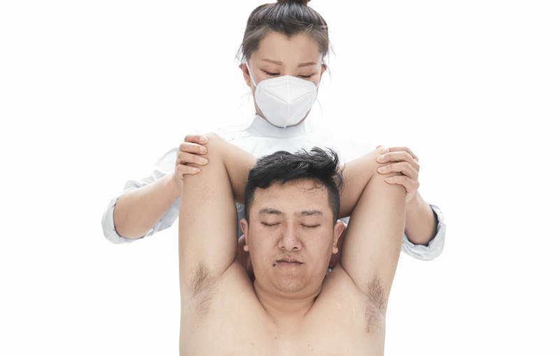 专业按摩师为男子进行身体按摩图片