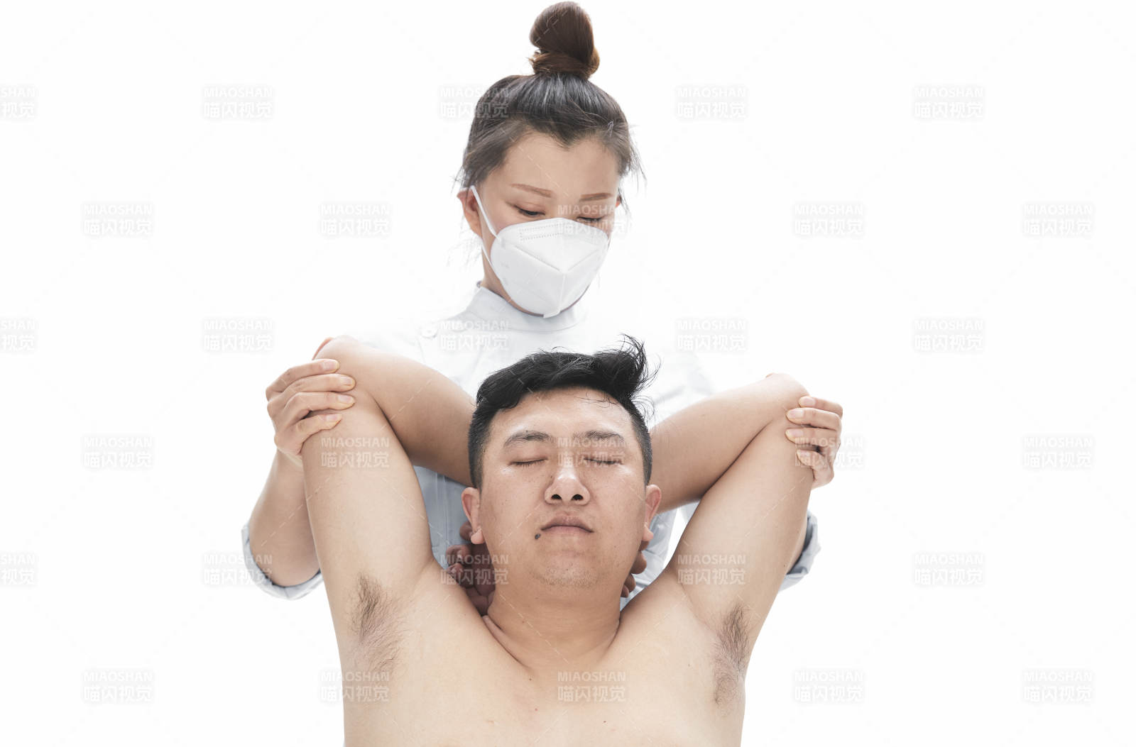 专业按摩师为男子进行身体按摩图片