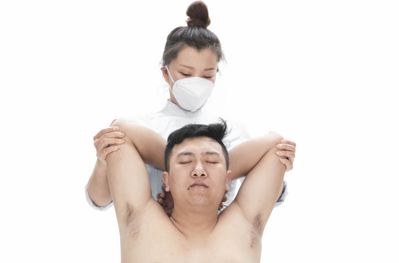 专业按摩师为男子进行身体按摩图片