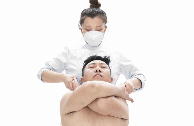 专业按摩师为男子进行身体按摩图片