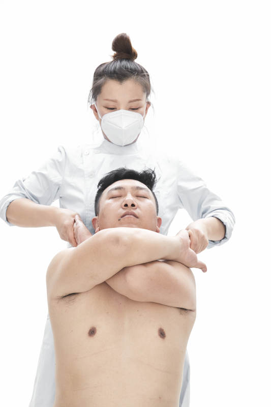 专业按摩师为男子进行身体按摩图片