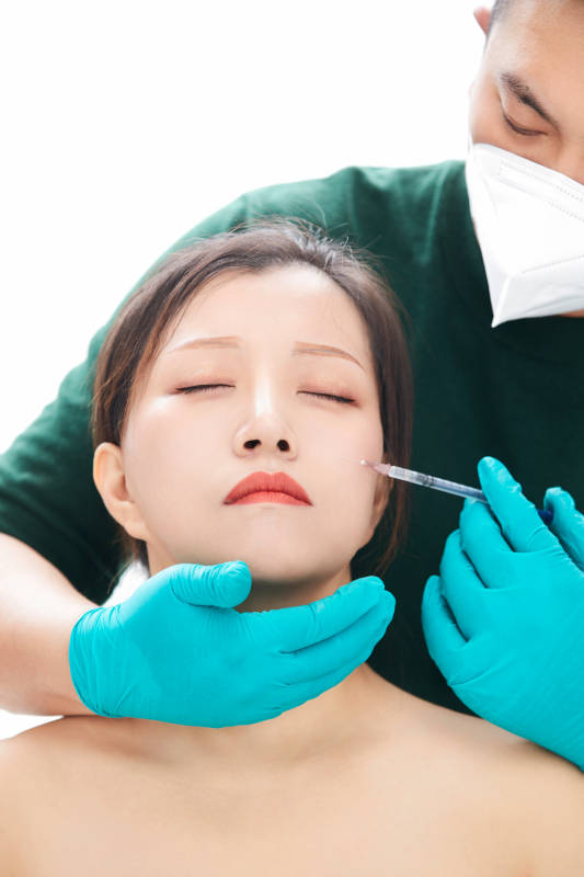 做面部注射整形的亚洲女士图片