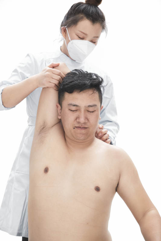 专业按摩师为男子进行身体按摩图片