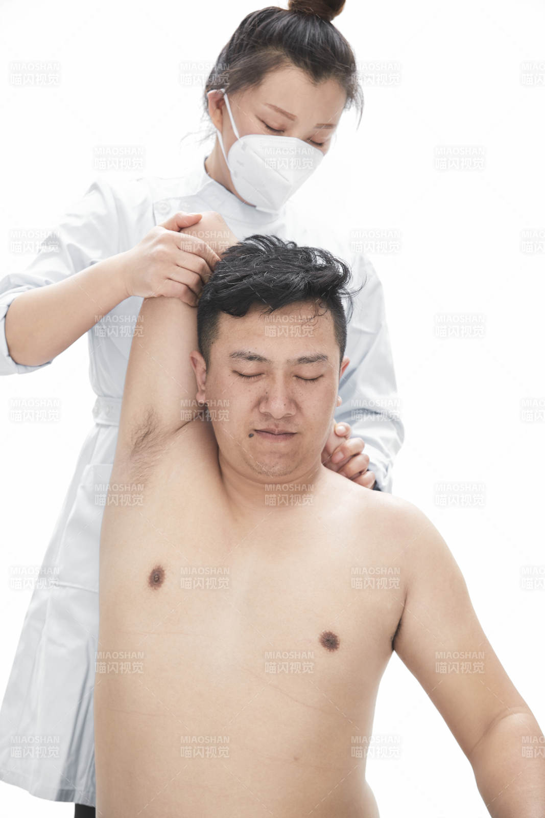 专业按摩师为男子进行身体按摩图片