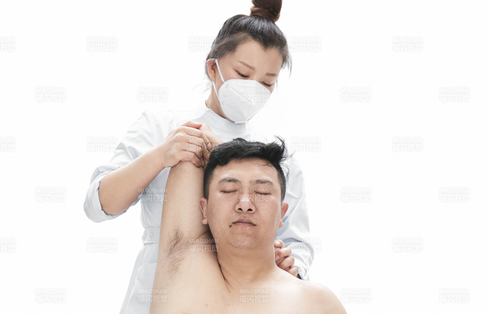 专业按摩师为男子进行身体按摩图片