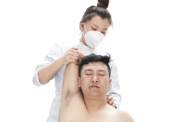 专业按摩师为男子进行身体按摩图片