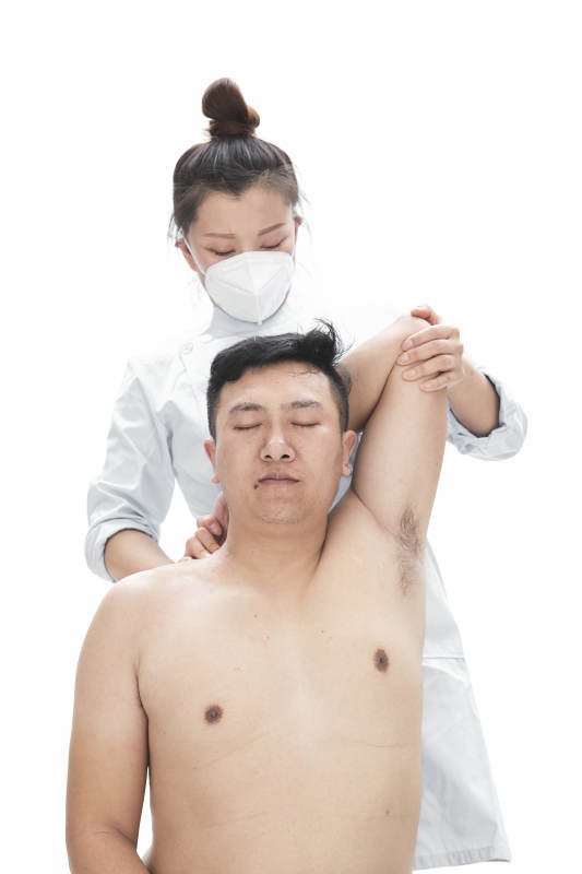 专业按摩师为男子进行身体按摩图片