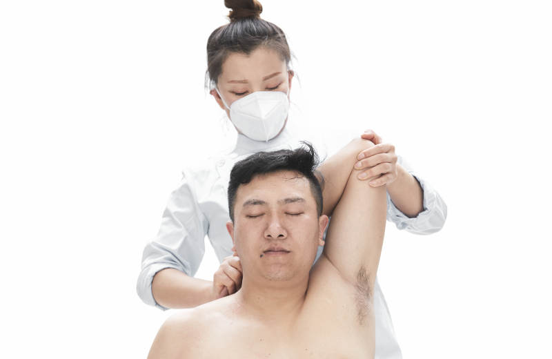 专业按摩师为男子进行身体按摩图片