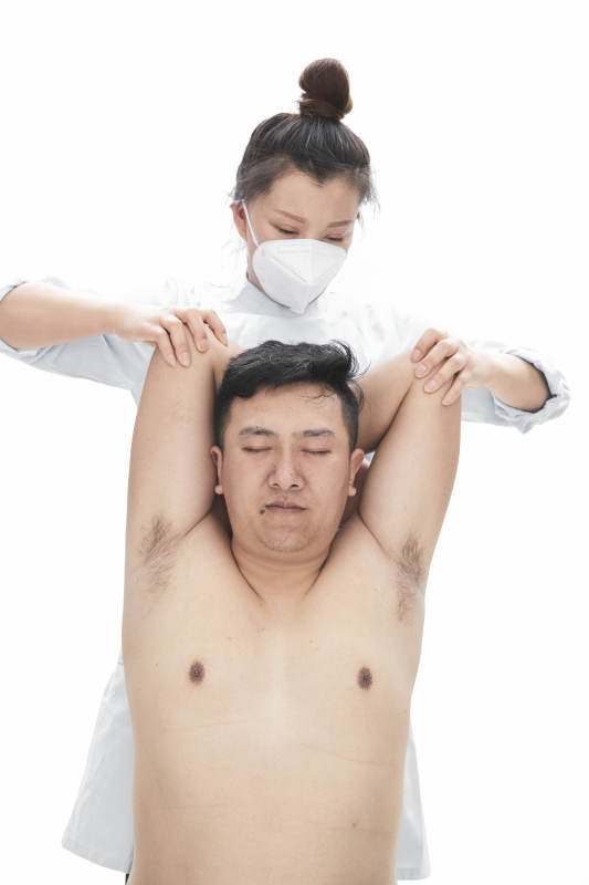 专业按摩师为男子进行身体按摩图片