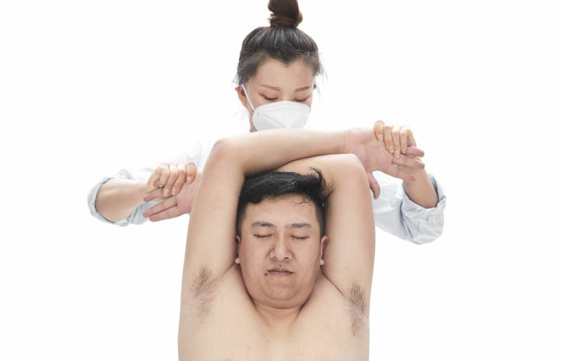 专业按摩师为男子进行身体按摩图片