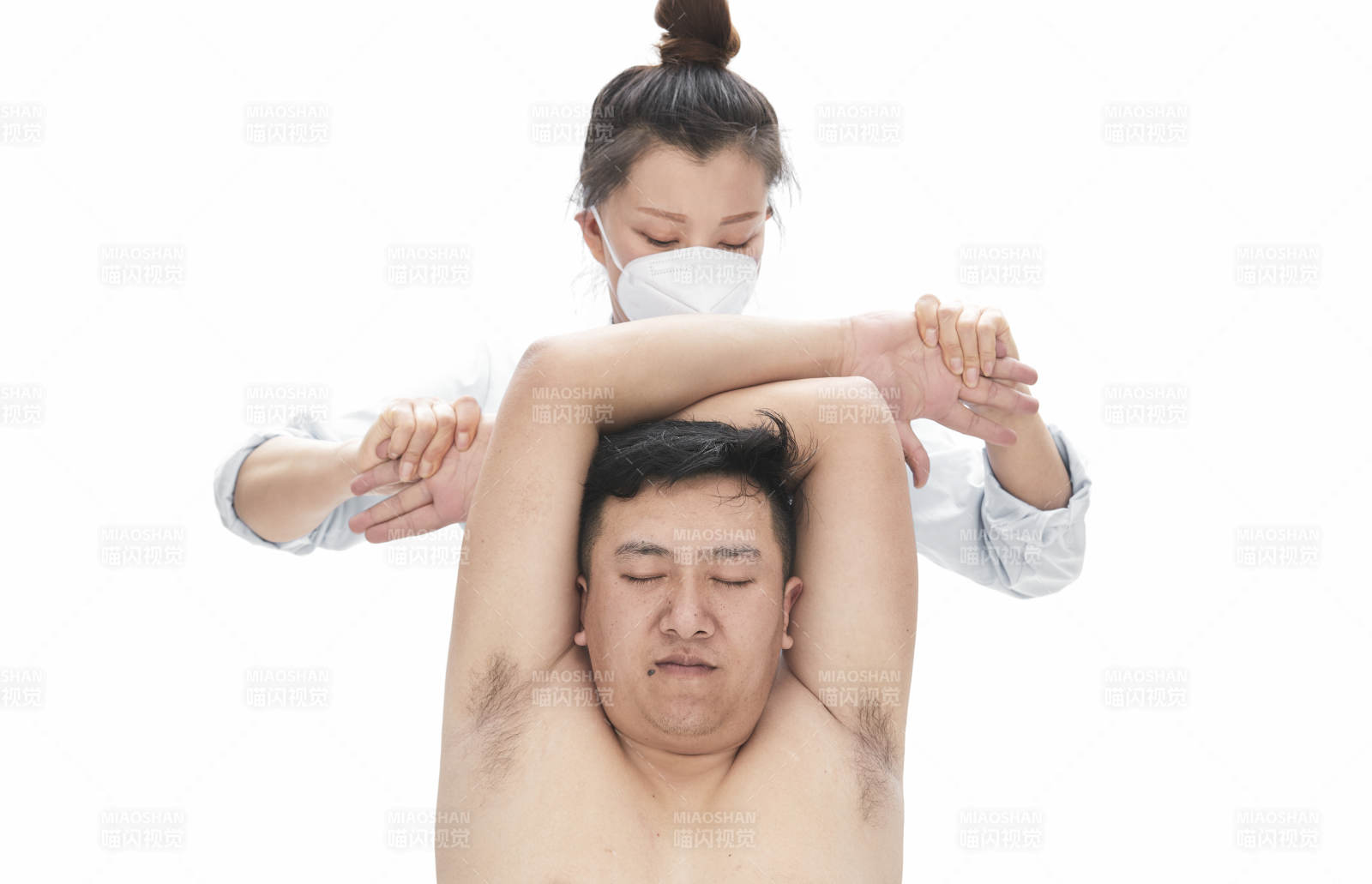 专业按摩师为男子进行身体按摩图片