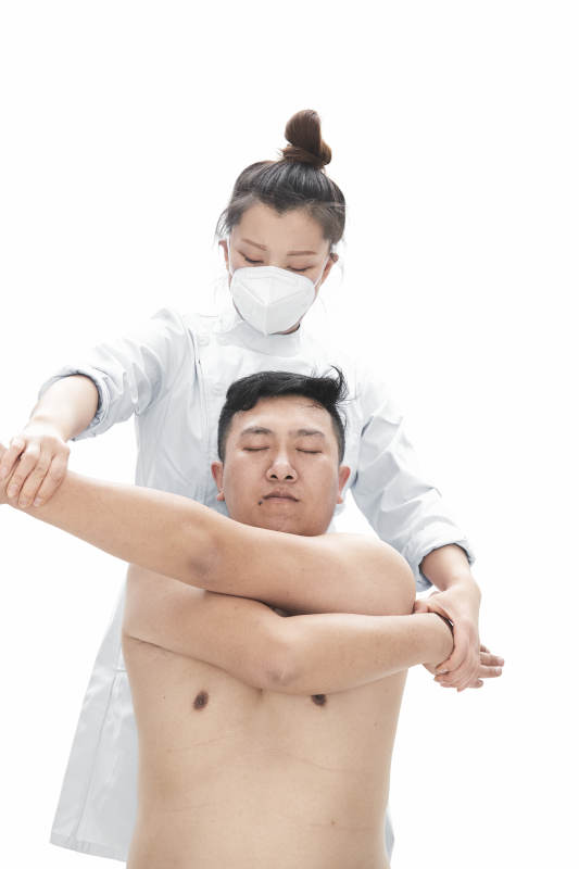 专业按摩师为男子进行身体按摩图片