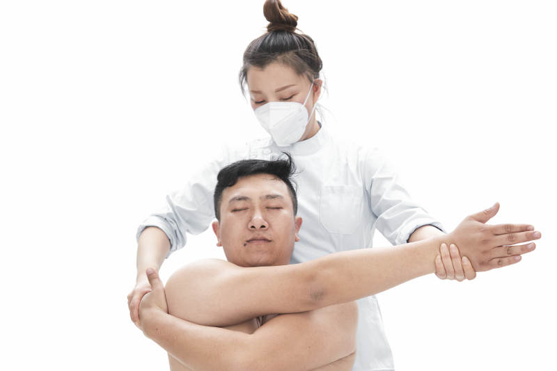 专业按摩师为男子进行身体按摩图片