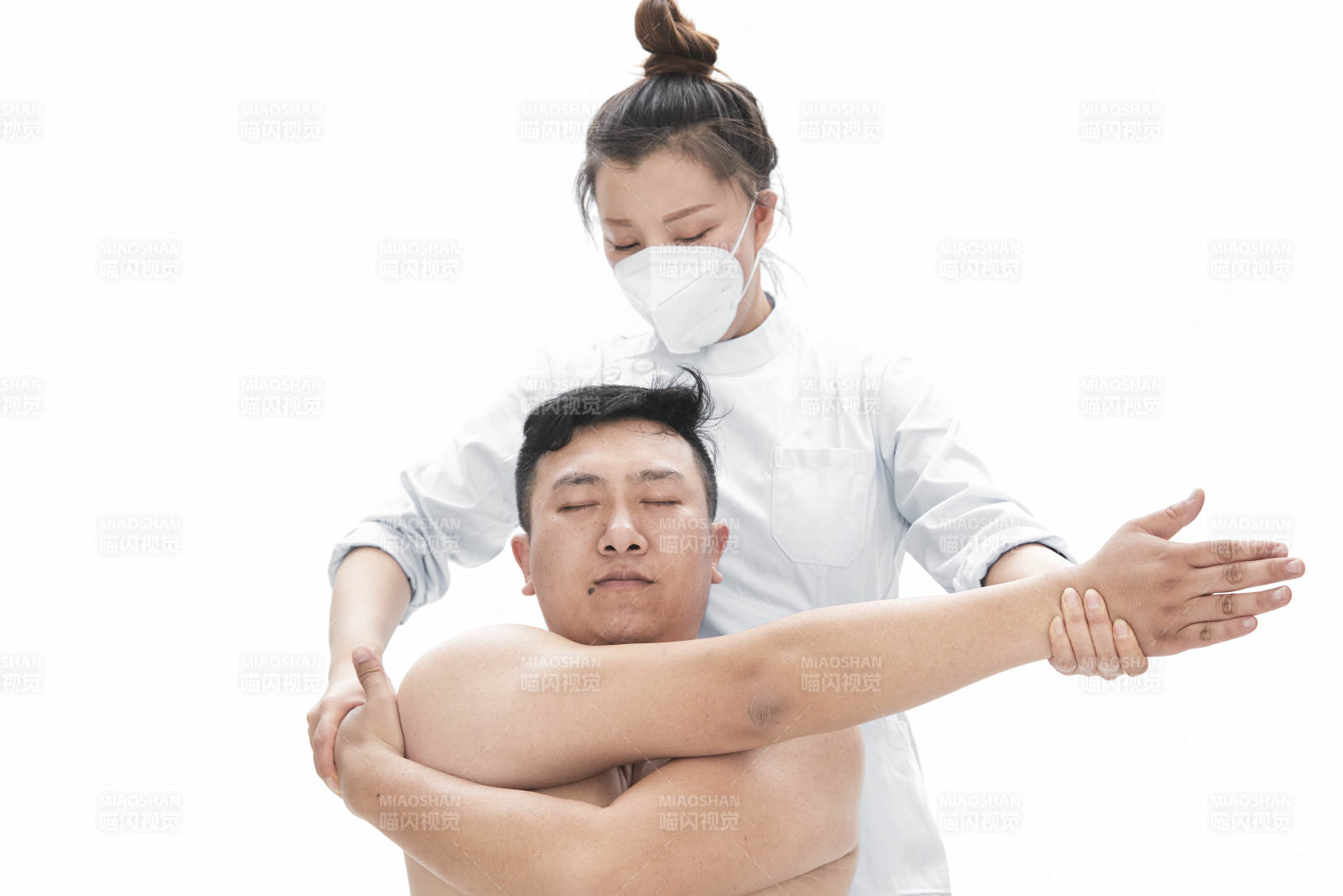 专业按摩师为男子进行身体按摩图片