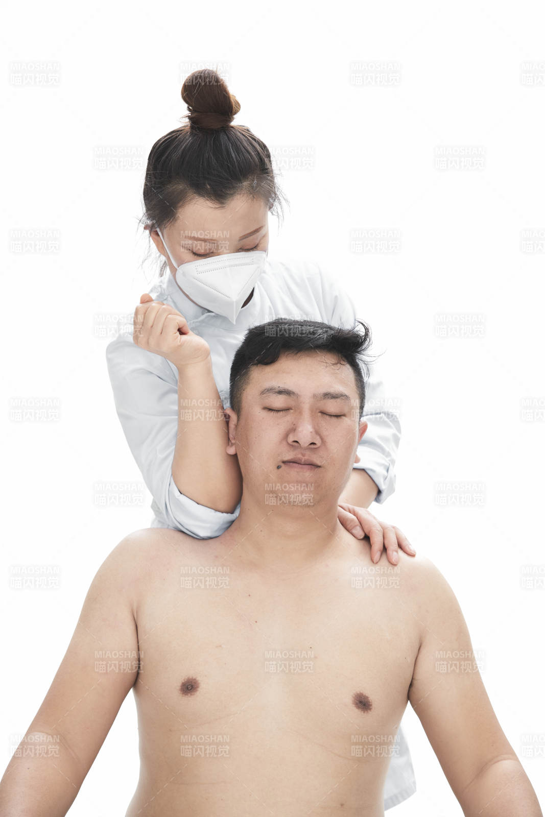 专业按摩师为男子进行身体按摩图片