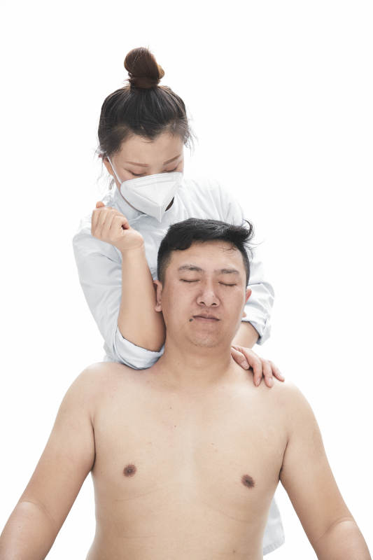 专业按摩师为男子进行身体按摩图片