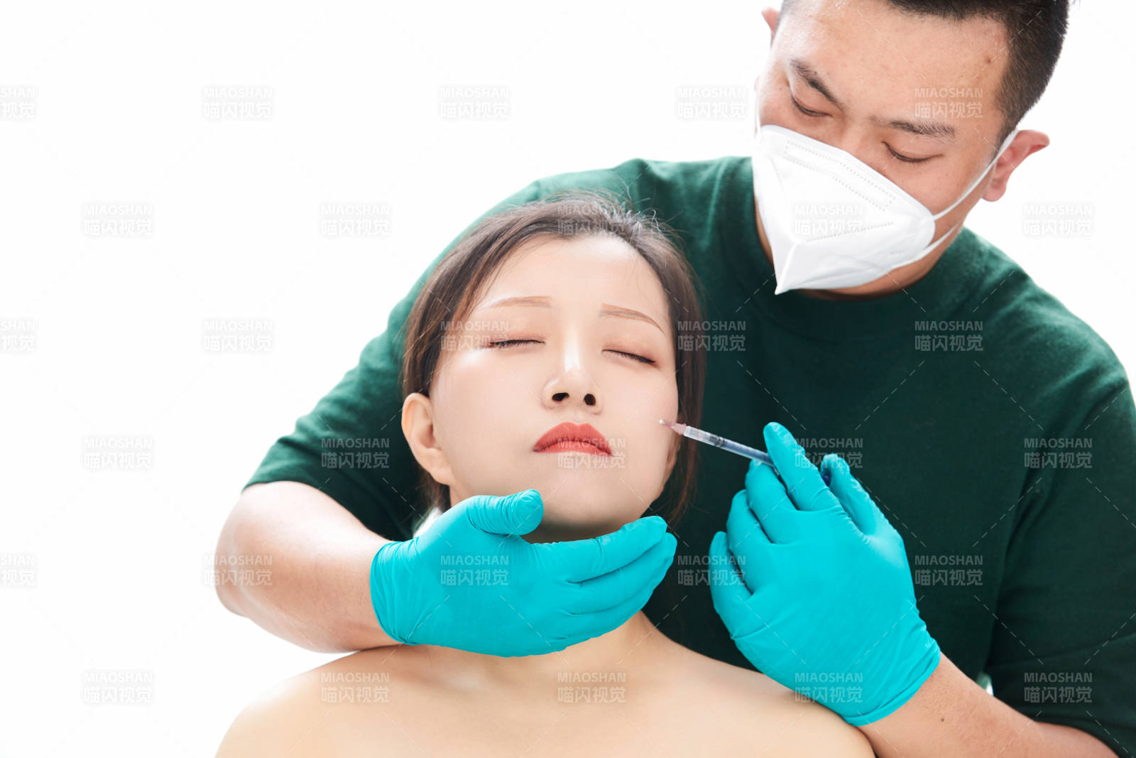 做面部注射整形的亚洲女士图片